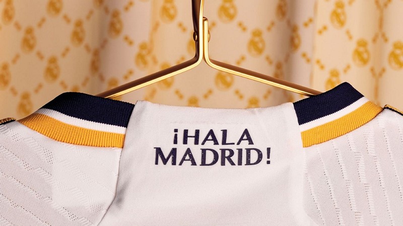 Dòng chữ Hala Madrid được in trên cổ sau của chiếc áo đấu Real mùa giải mới